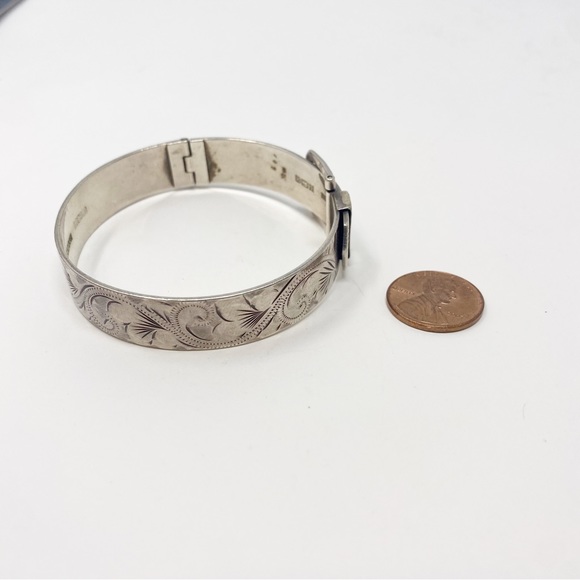 687 Vintage English Belt-style Engraved Bangle Bracelet - Picture 7 of 12